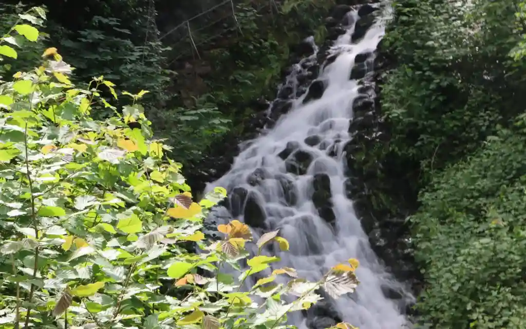 Waterval langs wandelroute bij de Elfengrotte, Bad Bertrich in de Eifel