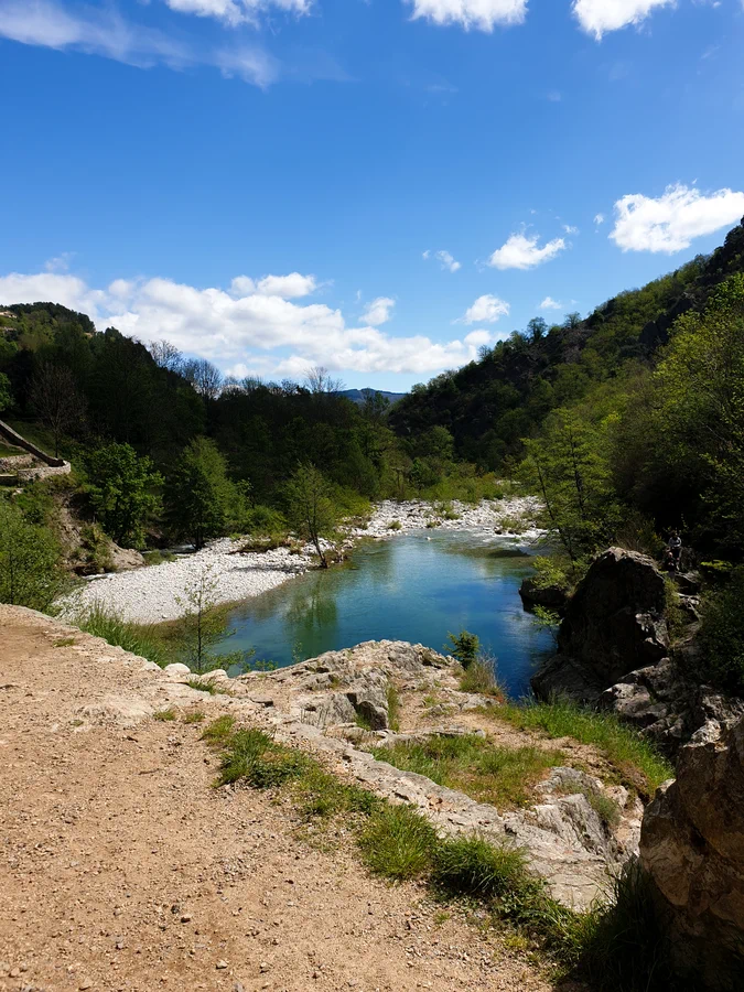 De rivier de Ardèche vanaf het pad